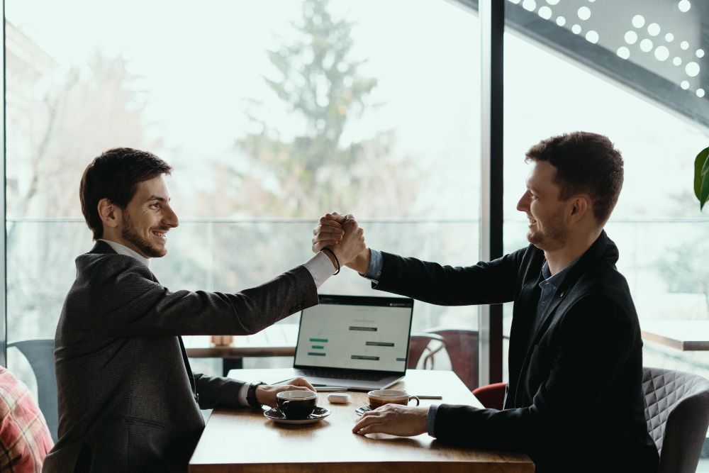 Handshake closing a B2B supply agreement